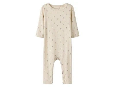 Lil' Atelier natdragt i råhvid nuance med blomsterprint set forfra