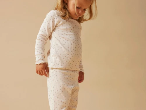 Lil\' Atelier nattøj i sart lilla nuance på model