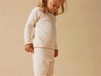 Lil' Atelier nattøj i sart lilla nuance på model