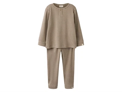 Lil\' Atelier nattøj i brun nuance med smalle råhvide striber set forfra