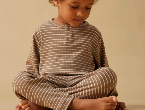 Lil\' Atelier nattøj i brun nuance med råhvide striber på model