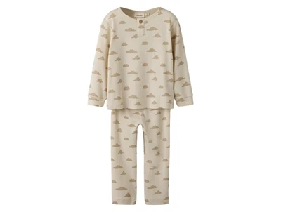 Lil\' Atelier nattøj i råhvid nuance med skyprint set forfra