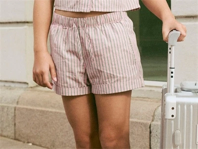 Name It shorts i pink drink med striber set på model