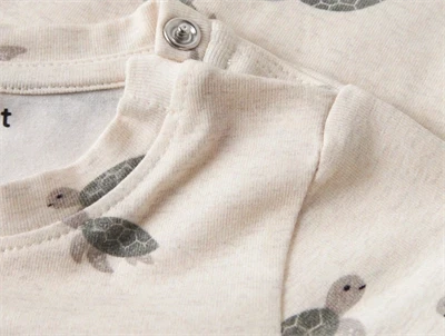 Name It body i beige nuance detalje med trykknapper og skildpadder