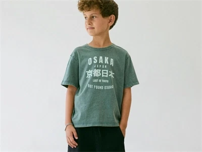 Name It t-shirt i garden topiary med print set på model