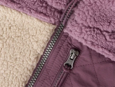 Detalje af Name It teddy jakke i peyote med lynlås