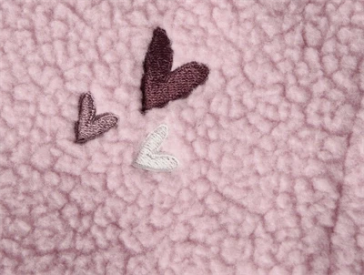 Broderet hjerte-detalje på Name It Mini sherpa jakke i rosa nuance