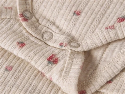 Name It bodykjole i råhvid nuance detalje med trykknapper og jordbærprint