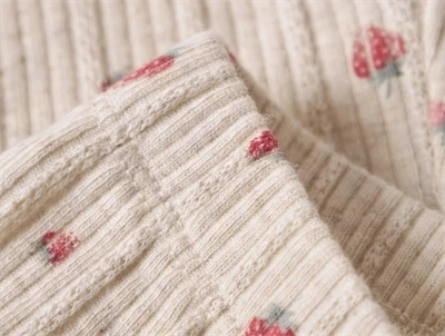 Name It shorts i beige nuance detalje med rib og jordbærprint