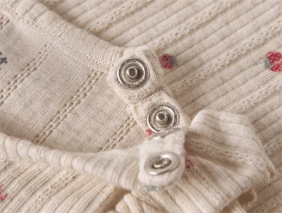 Name It body i beige nuance detalje med flæser og jordbærprint