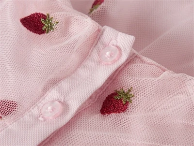 Name It kjole i lyserød nuance detalje med tyl og jordbærbroderi
