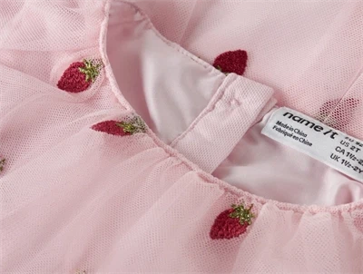 Name It kjole i lyserød nuance med tyl og jordbærbroderi detalje