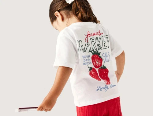 Pige iklædt Name It t shirt i hvid med jordbær print