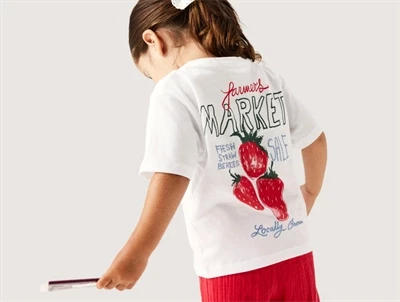 Pige iklædt Name It t shirt i hvid med jordbær print