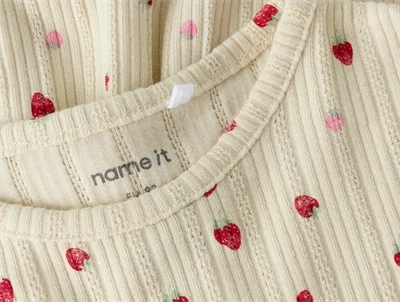 Name It kjole i råhvid nuance med rib struktur og jordbær print detalje