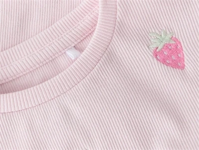 Name It t shirt i lyserød nuance med rib struktur og jordbærbroderi detalje