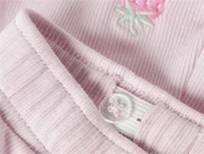 Name It shorts i lyserød nuance med rib struktur og jordbærbroderi detalje