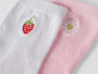 Name It strømpe i hvid med jordbær broderi detalje