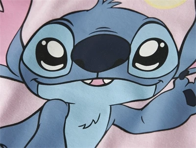 Detalje af Name It t-shirt med Stitch motiv og glimmerprint