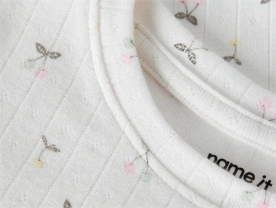 Name It bluse cloud dancer kirsebærprint detalje