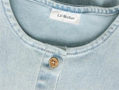 Lil\' Atelier denimkjole i lys blå nuance med knapdetalje