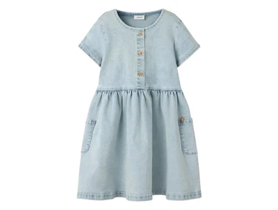 Lil' Atelier denimkjole i lys blå nuance med knapper foran