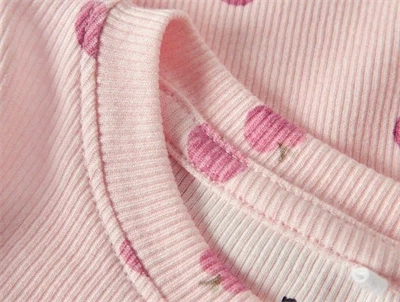 Name It bluse i lyserød nuance med æbleprint detalje af ribkvalitet