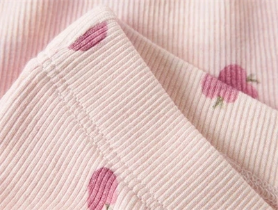 Name It leggings i lyserød nuance med æbleprint detalje af ribkvalitet