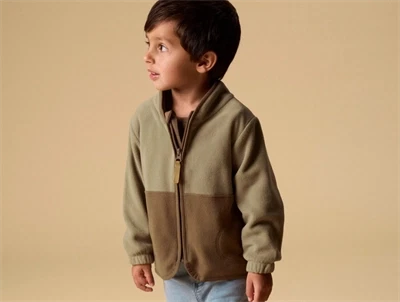 Lil' Atelier fleecejakke i shiitake båret af barn