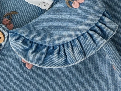 Detalje af flæsekrave på Lil\' Atelier denimjakke i blå denim