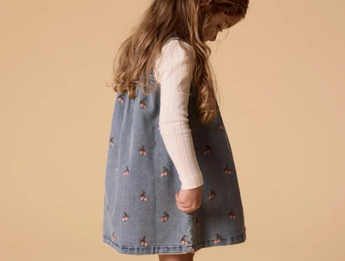 Lil\' Atelier spencerkjole i medium blue denim med kirsebærbroderi