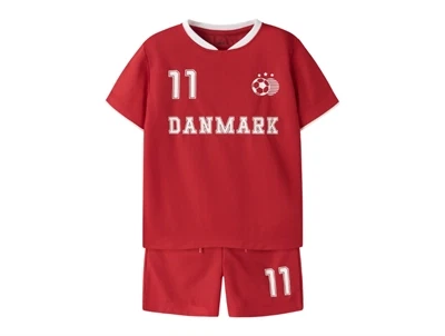 Name It træningssæt i rød farve med danmark print set forfra