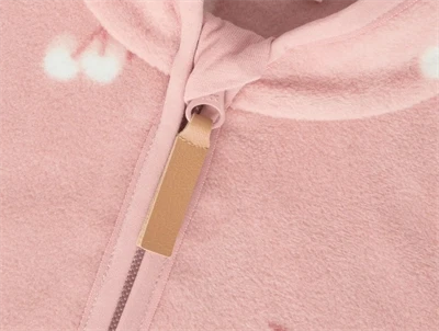 Detalje af lynlås på Lil\' Atelier fleecejakke i rosa nuance