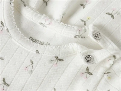 Name It rib bodykjole i råhvid nuance med trykknapper ved skulder