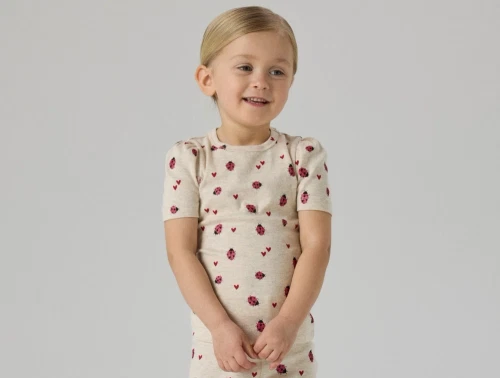 Name It t-shirt i beige nuance med mariehøneprint på model