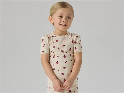 Name It t-shirt i beige nuance med mariehøneprint på model