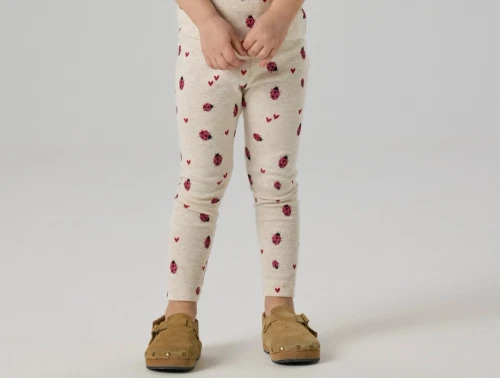 Name It leggings i beige nuance med mariehøneprint på model