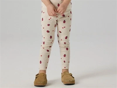 Name It leggings i beige nuance med mariehøneprint på model