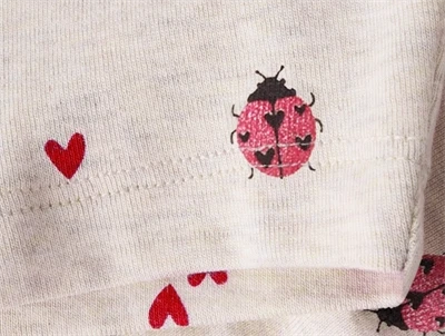 Name It biker shorts i beige nuance med mariehøneprint detalje