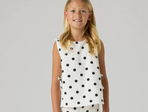 Name It top i antique white med sorte prikker set på model