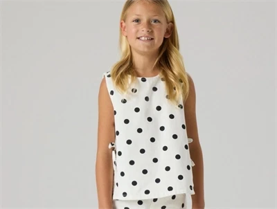 Name It top i antique white med sorte prikker set på model