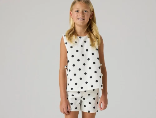 Name It shorts i antique white med sorte prikker set på model