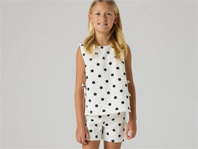 Name It shorts i antique white med sorte prikker set på model