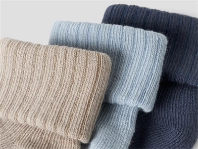 Name It strømper i flere farver med rib i 3 pak