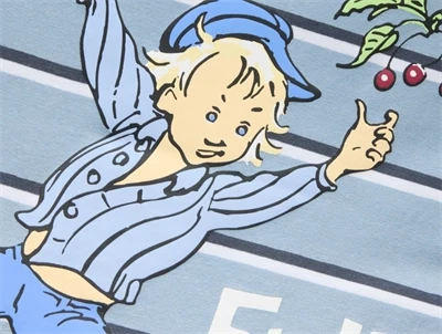 Detalje af Emil fra Lønneberg print på Name It bluse i lyseblå