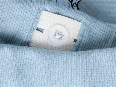 Detalje af justerbar talje på Name It sweatpants i lyseblå