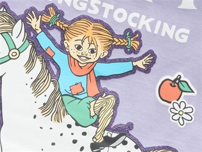Detalje af Pippi Langstrømpe print på Name It bluse i lyslilla