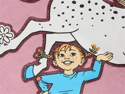 Detalje af Pippi Langstrømpe print på Name It bluse i lyserød