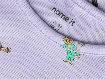 Detalje af Pippi Langstrømpe allover print på Name It ribbluse i lyslilla