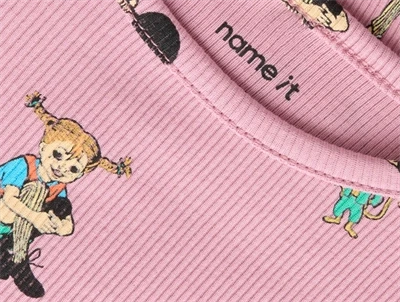Detalje af Pippi Langstrømpe allover print på Name It ribbluse i lyserød